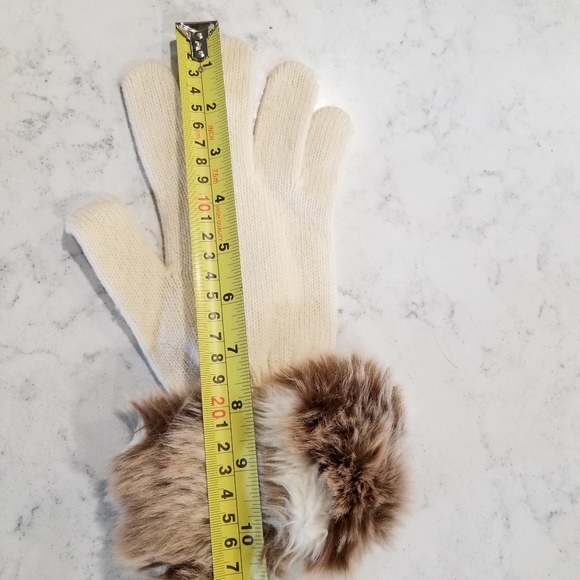 🧣FAUX FUR SET OF STOLE AND GLOVES. - Picture 6 of 11